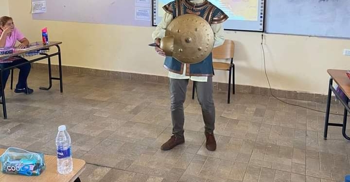 بعمل كده بقالي ٣ سنين.. معلم يرتدي زي الممالك لشرح صراعهم مع العثمانيين