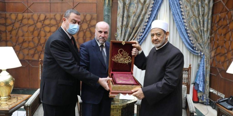 فلسطين تهدي شيخ الأزهر أول نسخة من مصحف المسجد الأقصى