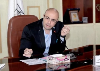 محافظ بني سويف يتابع إجراءات تسليم  15 ألف تابلت لطلاب الأول الثانوي