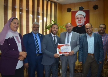 ﻿نائب رئيس جامعة الأزهر يكرم الطلاب والطالبات الفائزين فى مسابقة القرآن الكريم على مستوى كليات فرع أسيوط