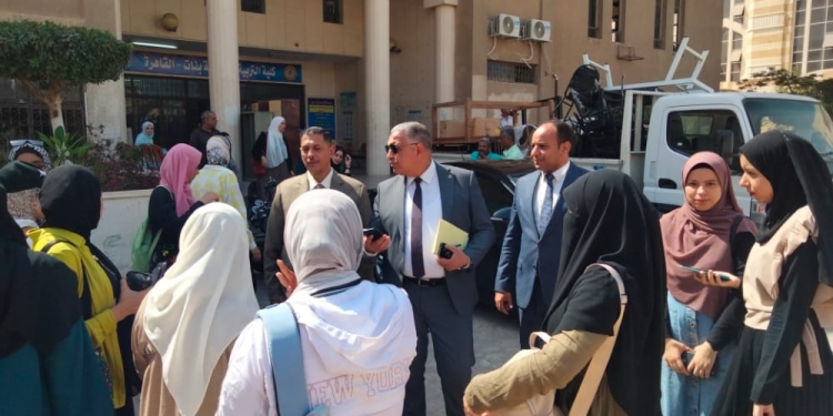نائب رئيس جامعة الأزهر يتفقد كليات فرع البنات ويشيد باستقبالها للعام الدراسي