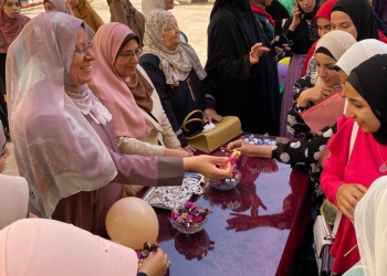 ﻿كلية الدراسات الإسلامية والعربية بالمنصورة تستقبل الطالبات بالورود والحلويات
