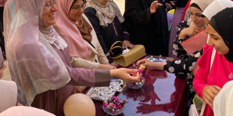 ﻿كلية الدراسات الإسلامية والعربية بالمنصورة تستقبل الطالبات بالورود والحلويات