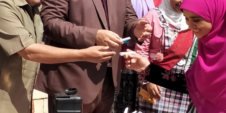 كلية الدراسات الإسلامية والعربية بالقليوبية تستقبل الطالبات بالهدايا والورود والبالونات