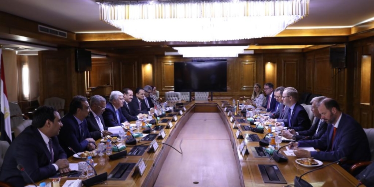 وزير التعليم العالي يلتقي بوفد ألماني لبحث تعزيز التعاون العلمي والبحثي 