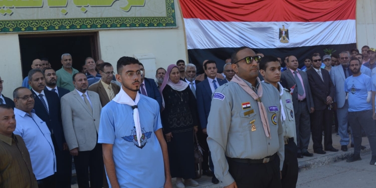 ﻿نائب رئيس جامعة الأزهر يشارك الطلاب القدامى والجدد مراسم تحية العلم مع بدء العام الجامعي الجديد