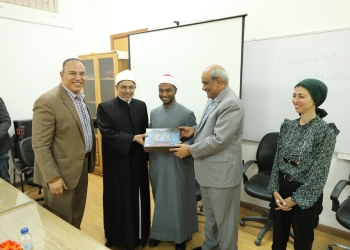 ﻿رئيس جامعة الأزهر يكرم خريجي دفعة جديدة بمركز تعليم اللغات الأجنبية