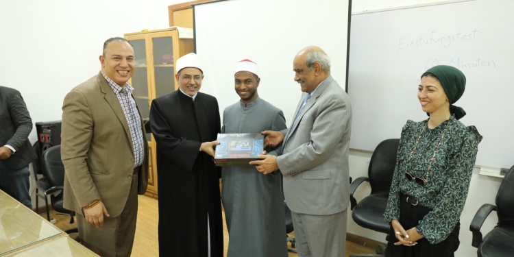 رئيس جامعة الأزهر يكرم خريجي دفعة جديدة بمركز تعليم اللغات الأجنبية