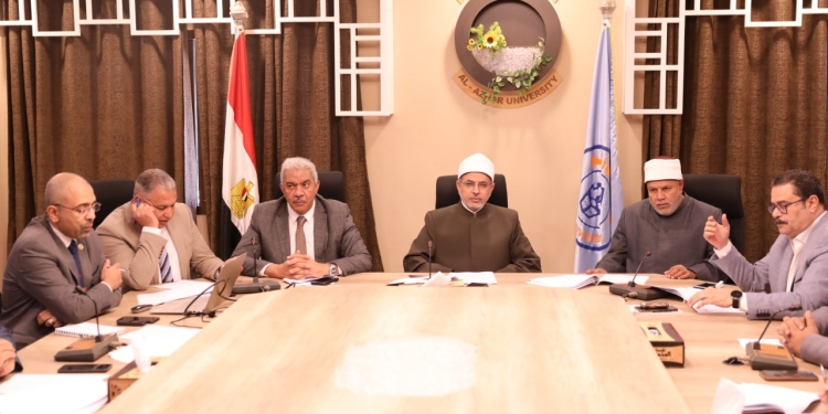 ﻿رئيس جامعة الأزهر يترأس اجتماع مناقشة برنامج الساعات المعتمدة