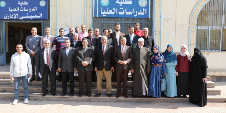 ﻿رئيس جامعة الأزهر يتفقد مركز بيانات قواعد الرسائل العلمية بكلية الدراسات العليا