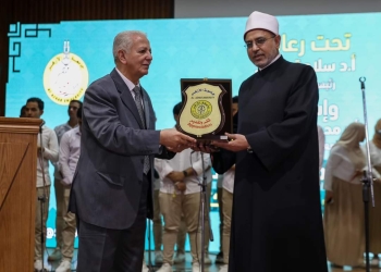 ﻿رئيس جامعة الأزهر يكرم اللواء حمدي لبيب الخبير الإستراتيجي