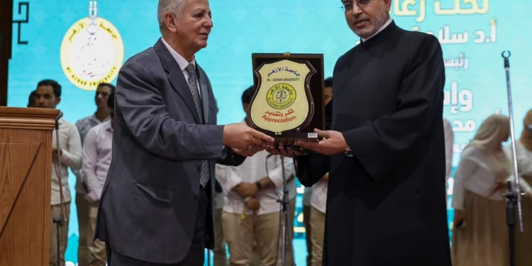 ﻿رئيس جامعة الأزهر يكرم اللواء حمدي لبيب الخبير الإستراتيجي