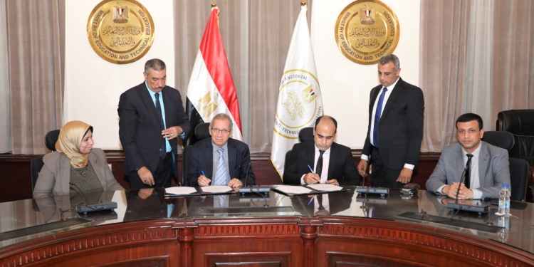 توقيع بروتوكول تعاون مع شركة "إديوميتر مصر" لتنظيم المسابقات العلمية الدولية
