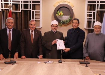 ﻿رئيس قسم العمارة بهندسة الأزهر يهدي رئيس جامعة الأزهر النسخة الأولى من كتاب: هندسة الأرقام في حرب أكتوبر وانتصاراته