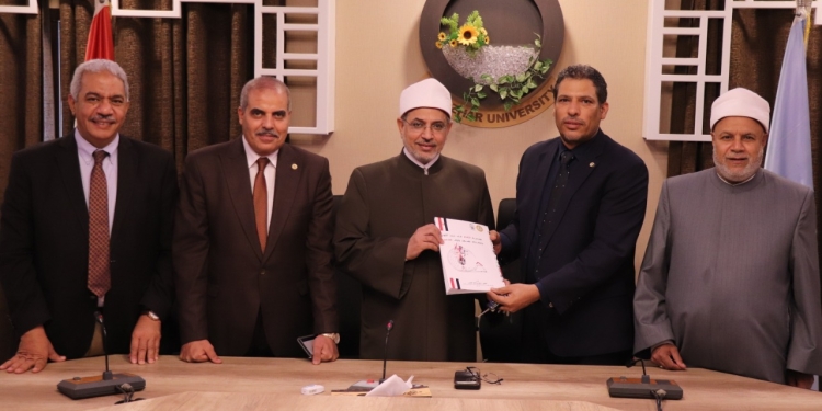 رئيس قسم العمارة بهندسة الأزهر يهدي رئيس جامعة الأزهر النسخة الأولى من كتاب: هندسة الأرقام في حرب أكتوبر وانتصاراته