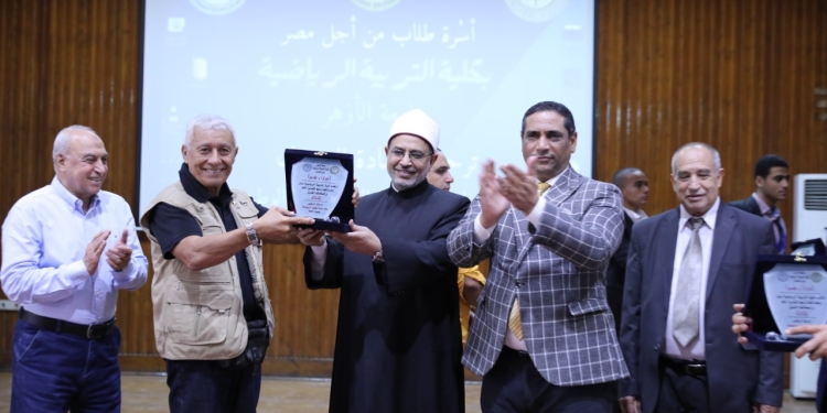 رئيس جامعة الأزهر يكرم أبطال حرب أكتوبر المجيدة