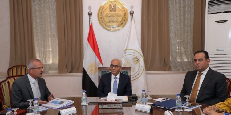 «حجازي» يلتقي رئيس مجلس إدارة مصنع الطائرات لتطوير التعليم قبل الجامعي