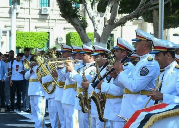 فرقة موسيقى الشرطة تجوب حرم جامعة القاهرة احتفالا ببدء العام الدراسي الجديد