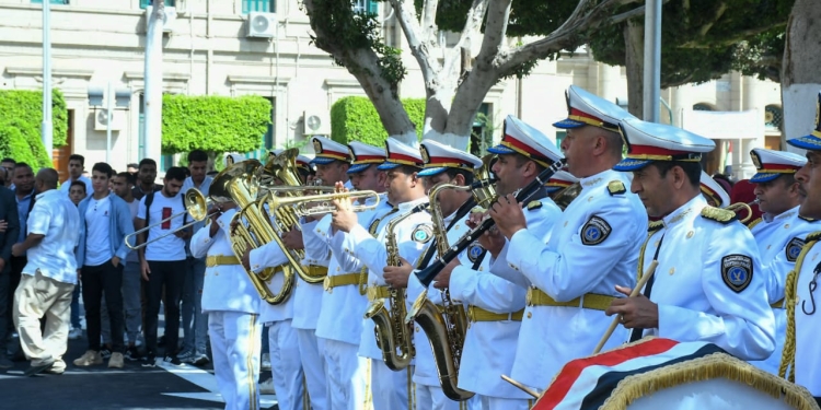 فرقة موسيقى الشرطة تجوب حرم جامعة القاهرة احتفالا ببدء العام الدراسي الجديد