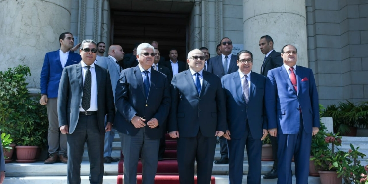 في اليوم الأول للدراسة.. وزير التعليم العالي يتفقد كليات جامعة القاهرة