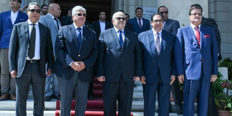 في اليوم الأول للدراسة.. وزير التعليم العالي يتفقد كليات جامعة القاهرة
