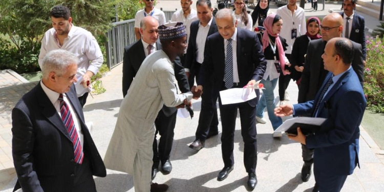 في أول أيام الدراسة..رئيس جامعة النهضة يجري حوار مفتوح مع الطلاب