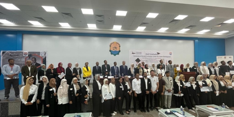 رئيس جامعة أسوان يشهد حفل تخريج الدفعة الثانية من طلاب المركز الجامعي للتطوير المهني