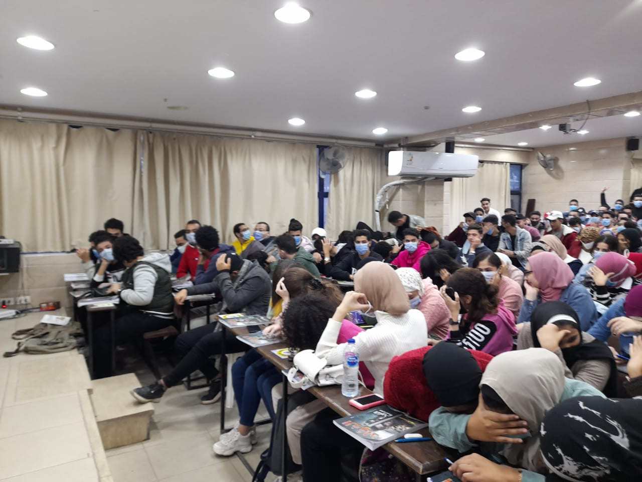 أشكال الدروس الخصوصية باتت متعددة، بدءًا من الدروس المنزلية محدودة العدد، مرورًا بالسناتر التي تضم عشرات