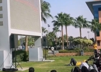 شاشة ضخمة فى حرم الجامعة