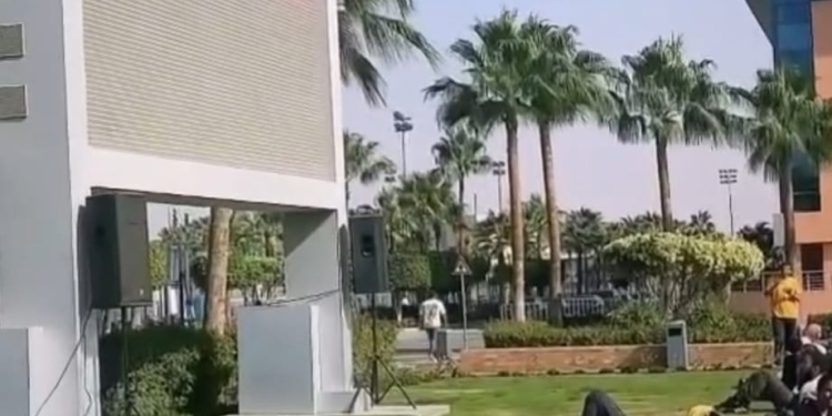 شاشة ضخمة فى حرم الجامعة