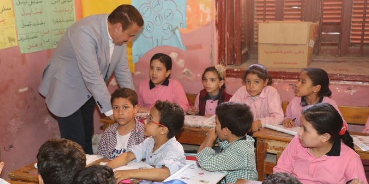 بعد نفي التعليم وغضب الأمهات.. تربوي يقدم حلول بديلة لتوزيع منهج مايو واحتواء الطلاب