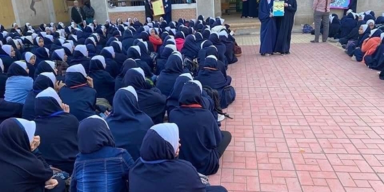 «تربوي» عن ارتداء طالبات مدرسة إعدادي للإسدال: بذرة للتطرف