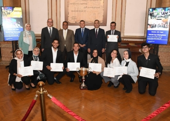 رئيس جامعة عين شمس يكرم فريق إناكتس الفائز بكأس العالم 2022