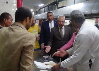 رئيس جامعة المنيا يتفقد المطعم المركزي