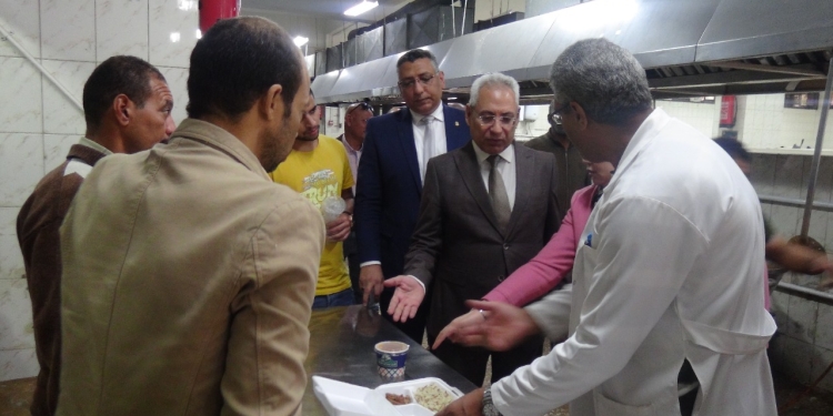 رئيس جامعة المنيا يتفقد المطعم المركزي