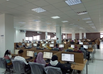 29800 طالب يؤدون اختبارات الميدتيرم إلكترونياً بجامعة قناة السويس