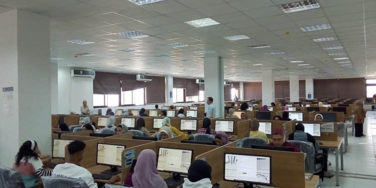 29800 طالب يؤدون اختبارات الميدتيرم إلكترونياً بجامعة قناة السويس