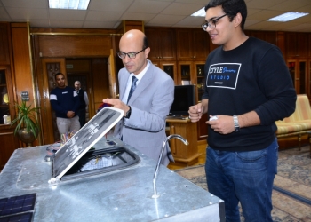 طالب بعلوم أسيوط يبتكر سلة نفايات ذكية تعمل أوتوماتيكياً بالطاقة الشمسية