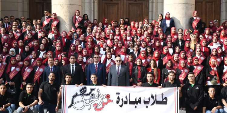 رئيس جامعة القاهرة يلتقى طلاب أسرة من أجل الوطن
