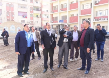 رئيس جامعة سوهاج يتابع أعمال الرصف داخل مقر المستشفى الجامعي