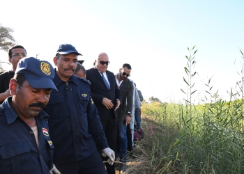 اصابة 17 طالب.. محافظ قنا ينتقل لموقع حادث انقلاب ميكروباص بترعة في قنا