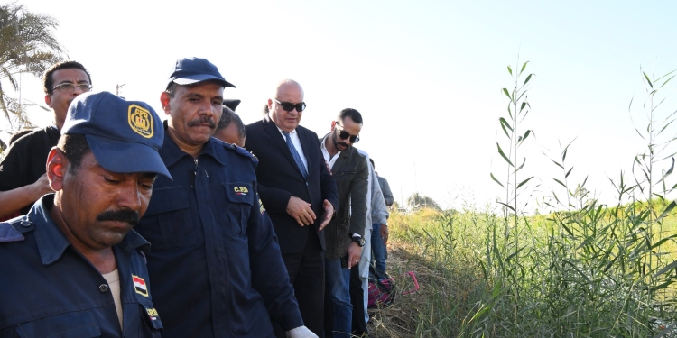 اصابة 17 طالب.. محافظ قنا ينتقل لموقع حادث انقلاب ميكروباص بترعة في قنا