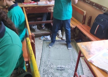 استغل وقت الفراغ.. صور طفل يصلي داخل الفصل تشعل فيسبوك