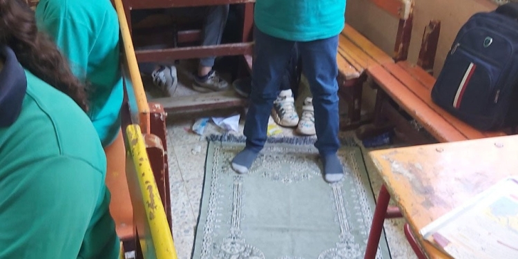 استغل وقت الفراغ.. صور طفل يصلي داخل الفصل تشعل فيسبوك