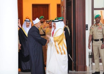 ﻿ ملك البحرين يستقبل شيخ الأزهر في مطار قاعدة الصخير الجوية