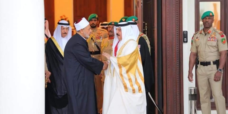 ﻿ ملك البحرين يستقبل شيخ الأزهر في مطار قاعدة الصخير الجوية