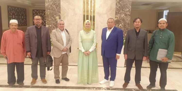 مستشار شيخ الأزهر لشؤون الوافدين تستقبل وفد معهد المكي للتحفيظ والتفقه في الدين بماليزيا