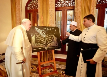 ﻿شيخ الأزهر يهدي البابا فرنسيس لوحة فنية لجزء من وثيقة الأخوة الإنسانية