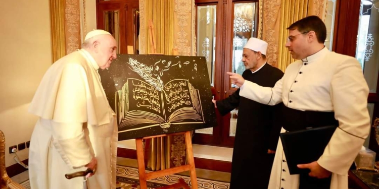 شيخ الأزهر يهدي البابا فرنسيس لوحة فنية لجزء من وثيقة الأخوة الإنسانية