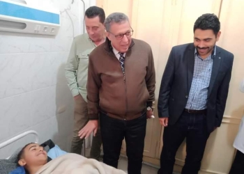 وكيل التعليم بالبحيرة يزور طالب أصيب في حريق مصنع تعبئة الأكسجين